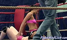 Femeile musculoase domină și se luptă într-un ring de box