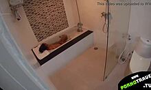 Unge babe blir ned og skitten på badet
