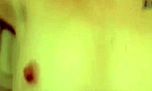 Το ξυρισμένο μουνί και τα φυσικά βυζιά εμφανίζονται σε ερασιτεχνικό πορνό βίντεο με τον Maxxx loadz