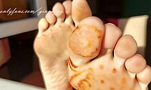 Nyd din elskerins fantastiske femdom fødder i denne hjemmelavede video