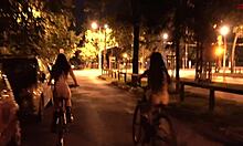Remaja mengendarai sepeda telanjang di depan umum - patung boneka
