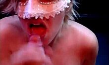 मुखौटा पहने हुए MILF के स्तनों पर एक बड़े लंड के विस्फोट का घर का बना वीडियो