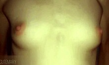 Creampie berair menetes dari vagina tanpa rambut dalam close-up