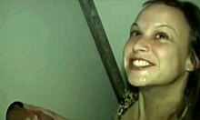 Isteri terangsang terlibat dalam video seks creampie gloryhole