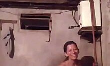 Amateurpornovideo van Lucia Beatriz Pealoza die ondeugend wordt in het bad voor haar mannelijke partner