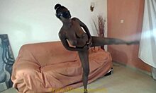 Akrobatiska gymnast blir gruppsexad av två män