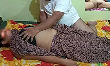 Amatör bir üniversite çocuğu, kovboy pozisyonunda kıllı bir Hintli hizmetçiyle seks yapıyor