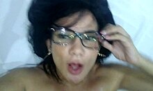 Seorang wanita Brasil dengan payudara alami dibayar untuk melakukan seks oral dalam pertunjukan langsung di Instagram