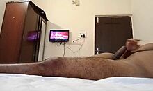 ホテルのセックスを楽しんでいる剃ったお尻のインド人熟女