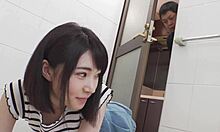 ابتسامة الشيطانية من المراهقين اليابانيين وبانشيرا في مشهد جنسي متشدد