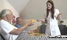 Молодой пациент занимается сексом втроем со старым мужчиной