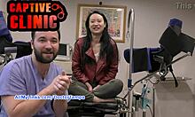 captiveclinic.com의 의료 페티시 영화에서 Zoe Larks의 비노드 BTS의 전체 비디오를 참조하십시오