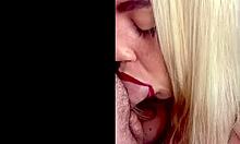 Пълнометражно видео на зашеметяваща блондинка, която прави възхитителна свирка - запишете си час сега