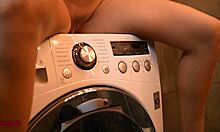Büyük göğüslü genç, titreşimli çamaşır makinesi kullanarak yoğun orgazm yaşıyor