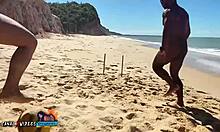 Trio interrasial cu tineri de 18-19 ani și un penis mare negru pe plajă