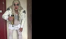 Biseksualna transvestita v domačem videu z veseljem pogoltne moškega urin