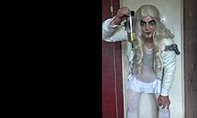Crossdresser biseksual dengan tekun menelan air kencing lelaki lain dalam video buatan sendiri
