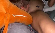 Nuori ruskeaverikkö nainen kokee intensiivisen orgasmin katsellessaan lesbopornoa