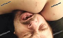 Eşcinsel domuz kölesi, heteroseksüel arkadaşının büyük penisi ve ağzı dolu taşaklarıyla zevk alıyor