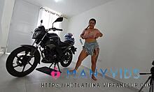 مراهقة برازيلية لورين لاتينا تحصل على مؤخرتها الكبيرة على دراجتها النارية في كولومبيا