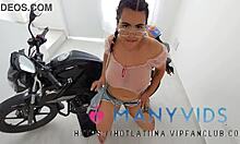 Lauren Latina, uma adolescente brasileira, usa estilo cachorrinho em sua motocicleta na Colômbia
