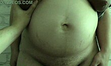 زوجة الأب الغش تظهر ثدييها الكبير وبطنها الحامل لابنها في فيديو محلي الصنع