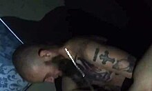 V horúcom videu sa tetovaná manželka podriadi svojmu manželovi