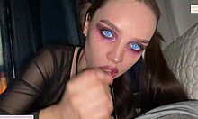 Lilith Cain, egy szörnyeteglány, egy házi készítésű videó során hatalmas cumshotot kap a szájában