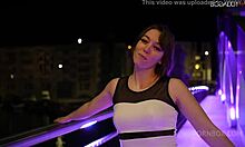 Даисина стегнута пичка француске девојке са великим дупетом јебе се у њеној првој групној сцени секса