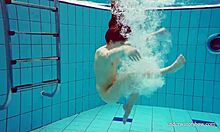 Nina Mohnatka, o adolescentă, îşi arată sânii mari şi fundul fierbinte în piscină