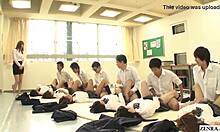 Japanse scholieren in uniform hebben missionarissex met hun leraar