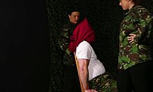 Britská žena sa oblieka za červenovlasú armádnu milfku na trojku
