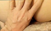 Video POV amatir mentah yang menampilkan seorang MILF berusia 40-an melakukan asplay dan berhubungan seks anal