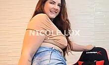 วิดีโอ HD ของผู้หญิงเซ็กซี่ในกางเกงขาสั้นแน่นสั่นตูดใหญ่ของเธอ