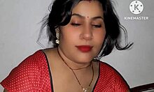 Индийската жена е възбудена и се държи непослушно на уеб камера