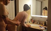 Una mujer transgénero recibe sexo anal con un gran pene en el baño