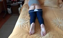 Una moglie amatoriale con un grosso culo e una telecamera nascosta si masturba a letto
