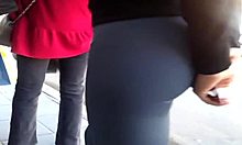 Videoclip softcore cu o fată tânără cu fundul rotund în leggins strâmte care așteaptă autobuzul