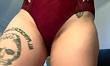 Una ragazza tatuata con un corpo piccolo e stretto gode della masturbazione e dell'orgasmo