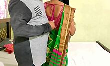 Indisk fru får sina fingrar i brinjal och svart kuk
