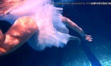 Polne prsi najstnice podvodne avanture s svojim fantom