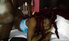Η χαριτωμένη Τζαμαϊκανή έφηβη παίρνει ένα τέρας πούτσος στο μουνί της