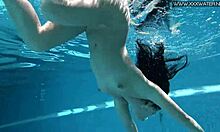 O vídeo caseiro de Jessica Lincolns apresenta uma gostosa levando dupla penetração na piscina