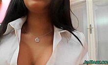 Video făcut acasă cu o iubită spaniolă care se masturbează în tocuri