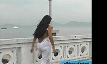 Brunette amatir babe go public dengan payudara dan vaginanya di Bunda Grande