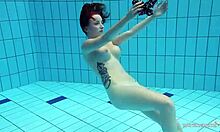 Amatør teen Katrin går nøgen under vandet i en hjemmevideo